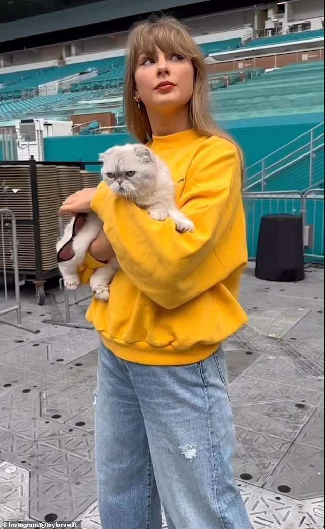 Amazing Taylor Swift: she was with her CAT Olivia as She stand pulled off her black sunglasses steadily when she arrived Stadium in Miami, Florida. but...