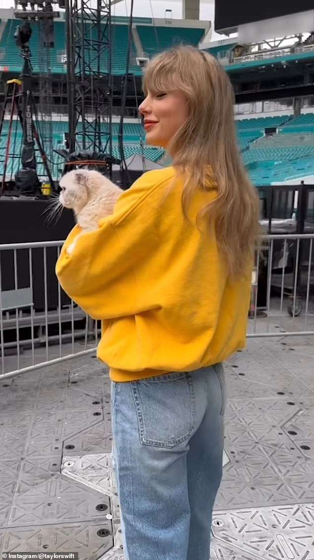 Amazing Taylor Swift: she was with her CAT Olivia as She stand pulled off her black sunglasses steadily when she arrived Stadium in Miami, Florida. but...