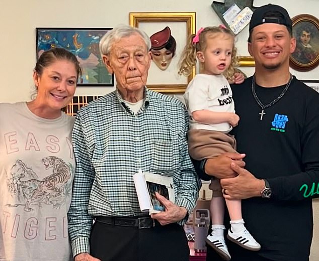 News Emerge: Patrick Mahomes’ grandfather moved to a hospice in devastating family news before Chiefs vs Bills showdown and has been confirmed… See more